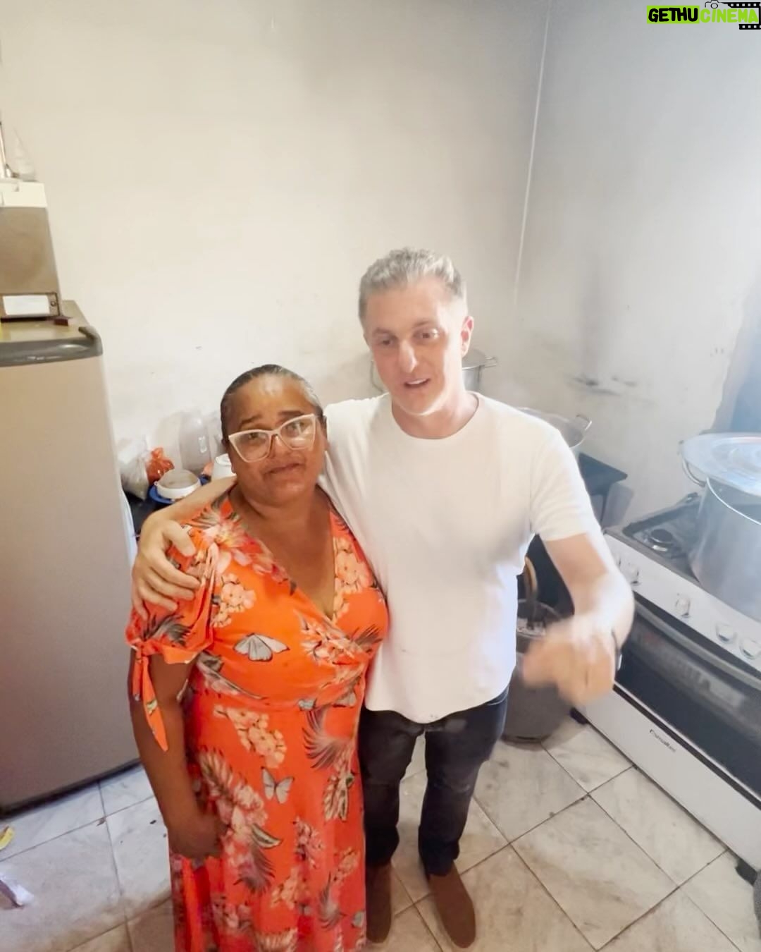 Luciano Huck Instagram - A Nádia é a materialização do verbo “servir” e de tudo que eu acredito. ❤️ Dona de um coração gigante, com o pouco que tem, ela alimenta mais de 600 pessoas por semana, através do seu projeto solidário chamado @sopao_da_esperanca em Juazeiro. Fiquei muito apaixonado na história da Nádia e resolvemos dar uma força no projeto.Se você quiser e puder colaborar, contribua com o @sopao_da_esperanca através da vakinha disponível na minha bio e nos stories. 📸: @isthisreal