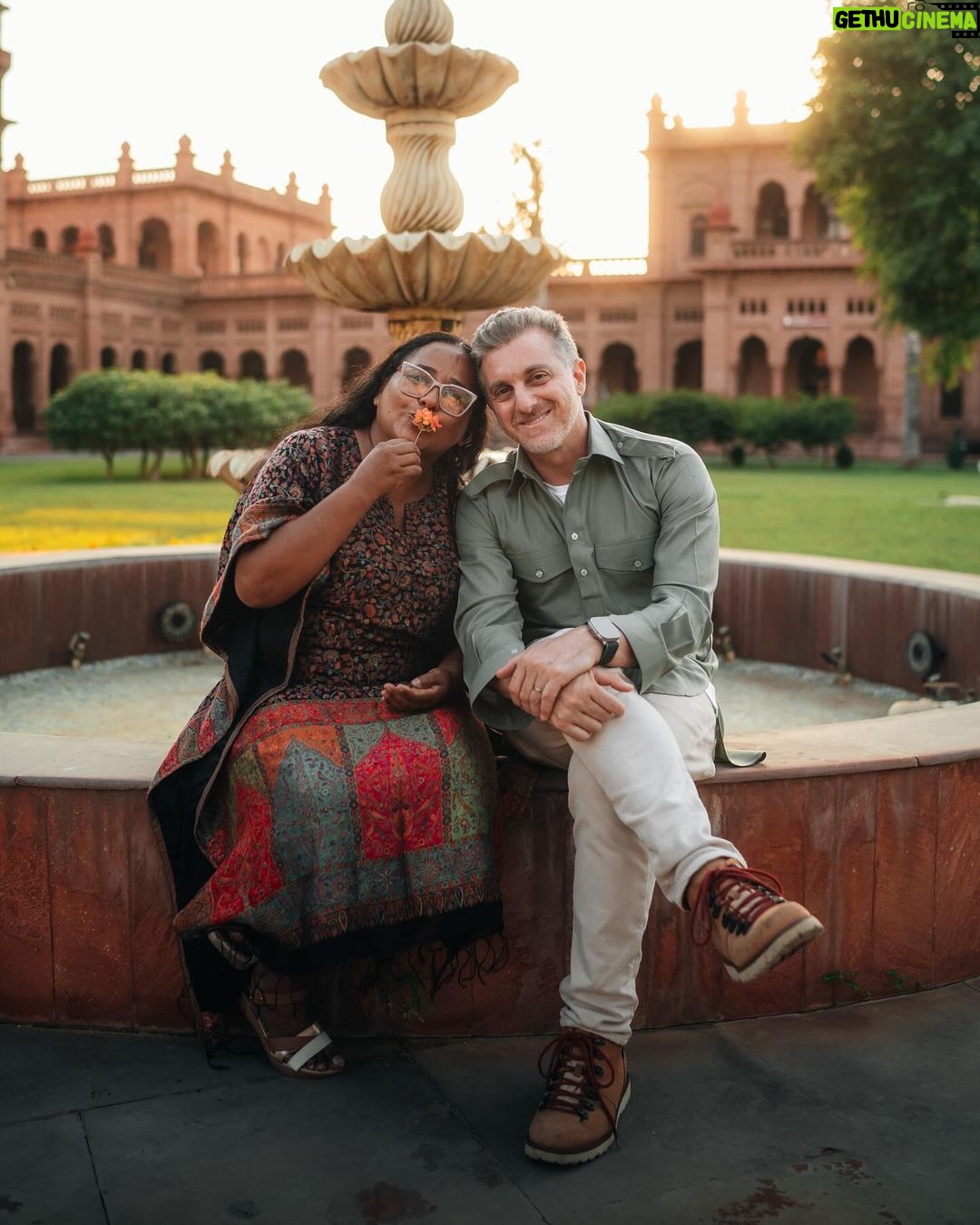 Luciano Huck Instagram - A Nádia é a materialização do verbo “servir” e de tudo que eu acredito. ❤️ Dona de um coração gigante, com o pouco que tem, ela alimenta mais de 600 pessoas por semana, através do seu projeto solidário chamado @sopao_da_esperanca em Juazeiro. Fiquei muito apaixonado na história da Nádia e resolvemos dar uma força no projeto.Se você quiser e puder colaborar, contribua com o @sopao_da_esperanca através da vakinha disponível na minha bio e nos stories. 📸: @isthisreal