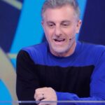 Luciano Huck Instagram - Você acertaria a pergunta do milhão de hoje? 👀💸 O Arthur fez história hoje no palco do @domingao! Não levou o milhão pra casa, mas chegou na pergunta final e saiu com R$300.000. Muito orgulho desse cara. Cria da escola pública, nunca deixou de estudar e correr atrás dos seus sonhos. Parabéns, Arthur! Que a sua trajetória sirva de inspiração para muitos outros jovens! Obrigado por dividir sua história hoje com a gente. ❤️