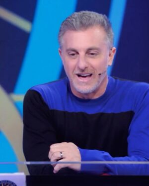 Luciano Huck Instagram - Você acertaria a pergunta do milhão de hoje? 👀💸

O Arthur fez história hoje no palco do @domingao! Não levou o milhão pra casa, mas chegou na pergunta final e saiu com R$300.000. Muito orgulho desse cara. Cria da escola pública, nunca deixou de estudar e correr atrás dos seus sonhos. Parabéns, Arthur! Que a sua trajetória sirva de inspiração para muitos outros jovens! Obrigado por dividir sua história hoje com a gente. ❤️