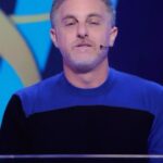 Luciano Huck Instagram - Você acertaria a pergunta do milhão de hoje? 👀💸 O Arthur fez história hoje no palco do @domingao! Não levou o milhão pra casa, mas chegou na pergunta final e saiu com R$300.000. Muito orgulho desse cara. Cria da escola pública, nunca deixou de estudar e correr atrás dos seus sonhos. Parabéns, Arthur! Que a sua trajetória sirva de inspiração para muitos outros jovens! Obrigado por dividir sua história hoje com a gente. ❤️