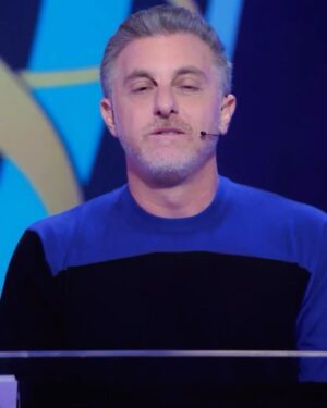 Luciano Huck Instagram - Você acertaria a pergunta do milhão de hoje? 👀💸

O Arthur fez história hoje no palco do @domingao! Não levou o milhão pra casa, mas chegou na pergunta final e saiu com R$300.000. Muito orgulho desse cara. Cria da escola pública, nunca deixou de estudar e correr atrás dos seus sonhos. Parabéns, Arthur! Que a sua trajetória sirva de inspiração para muitos outros jovens! Obrigado por dividir sua história hoje com a gente. ❤️