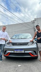 Luciano Huck Instagram - E aí, quer trocar? 😉 Qual a próxima cidade que eu deveria ir trocar meu @bydautobrasil com alguém na rua? To adorando isso! 😁