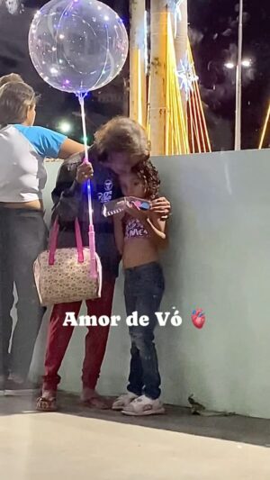 Luciano Huck Instagram - Olha quanto carinho 😍 

Recebi esse vídeo e fiquei encantado com o carinho da vovó com a neta. Momentos especiais que geram lindas lembranças. Quem não gosta de um carinho de vó, né?!

Um beijão e um ótimo 2024 pra vocês duas. Que esse amor siga forte! ❤️

Vídeo: @alanaivaz
