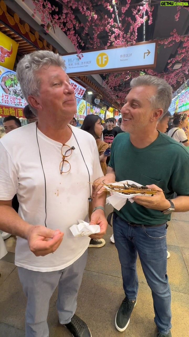 Luciano Huck Instagram - Levei o @ze_silveira_jr pra um jantar especial na China š¬ E aĆ, vc teria coragem?š¦ššŖ³