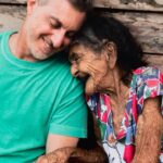 Luciano Huck Instagram – Retratos desconhecidos. Raimunda e Luciano, obrigado. 

Nessa semana, tive o privilégio de conhecer um pouco do trabalho que o Exército Brasileiro faz no extremo Norte brasileiro para registrar em fotos e vídeos a viagem do @lucianohuck por lá. Pela primeira vez estive no Oiapoque, cidade brasileira que faz fronteira com a Guiana Francesa. Conversando com alguns moradores, perguntei se tinha alguém lá que eu precisava conhecer. E foi essa doce senhora que me apresentaram: a dona Raimunda, de 102 anos. Cheia de vida, sorrisos e tiradas engraçadas, ela me mostrou a casa, falou da vida e me contou que tinha visto o Luciano Hulk gravando por lá, que sonhava em conhecê-lo.
Claro que a gente promoveu esse encontro, né?

•
•
•
#amapa #oiapoque #lucianohuck #fotografia #fotografo #familia #idosa Oiapoque – Amapa – Brazil