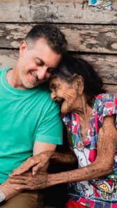 Luciano Huck Instagram - Retratos desconhecidos. Raimunda e Luciano, obrigado. Nessa semana, tive o privilégio de conhecer um pouco do trabalho que o Exército Brasileiro faz no extremo Norte brasileiro para registrar em fotos e vídeos a viagem do @lucianohuck por lá. Pela primeira vez estive no Oiapoque, cidade brasileira que faz fronteira com a Guiana Francesa. Conversando com alguns moradores, perguntei se tinha alguém lá que eu precisava conhecer. E foi essa doce senhora que me apresentaram: a dona Raimunda, de 102 anos. Cheia de vida, sorrisos e tiradas engraçadas, ela me mostrou a casa, falou da vida e me contou que tinha visto o Luciano Hulk gravando por lá, que sonhava em conhecê-lo. Claro que a gente promoveu esse encontro, né? • • • #amapa #oiapoque #lucianohuck #fotografia #fotografo #familia #idosa Oiapoque - Amapa - Brazil