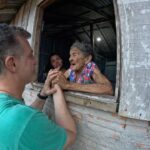 Luciano Huck Instagram – Uma das cenas mais poéticas e lindas que vivi nos últimos tempos. Dona Raimunda Marta tem 102 anos, desde os 17 vive em Clevelandia do Norte, às margens do Rio Oiapoque no  Amapá, vinda do Ceará. Louca por mim e agora estou louco por ela. Foi lindo. Obrigado @isthisreal. Lindas imagens. @domingao – LIGA O SOM, a conversa é muito boa.