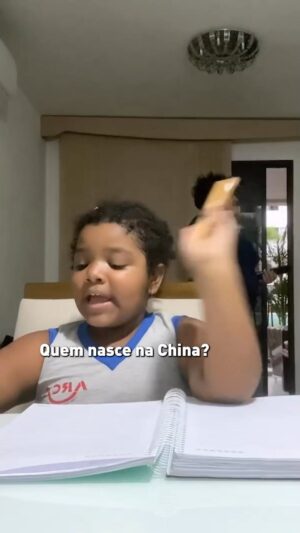 Luciano Huck Instagram - Pra começar a semana com alegria 😄

E quem nasce no Brasil é o que, @aliceleao.oficial ?