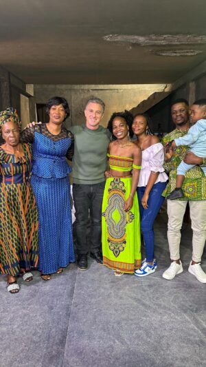 Luciano Huck Instagram - Que maravilha ver esse encontro no palco do @domingao! ❤️

A Maria representa dezenas de imigrantes que vivem no Brasil, de tantos lugares do mundo e que buscam seus sonhos aqui, distantes de suas famílias e que por vezes, ficam anos sem os encontrar. 
Que todos tenhamos a oportunidade de reencontrar aqueles que amamos. 

Obrigado @mamitatrancas por compartilhar sua linda história conosco ❤️