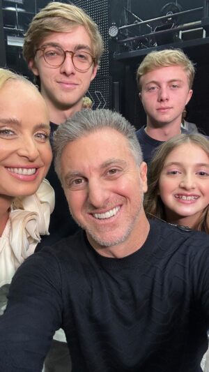 Luciano Huck Instagram - Muito obrigado por tanto carinho! Que dia especial ❤️