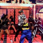Luciano Huck Instagram - O QUE FOI ISSO, BRASIL? 🔥 @tati quebra tudo ao som de “Tá Ok” com convidados especiais! @julianofloss @vanessalopesr_ @xurrasco_021 #Domingão Estúdios Globo
