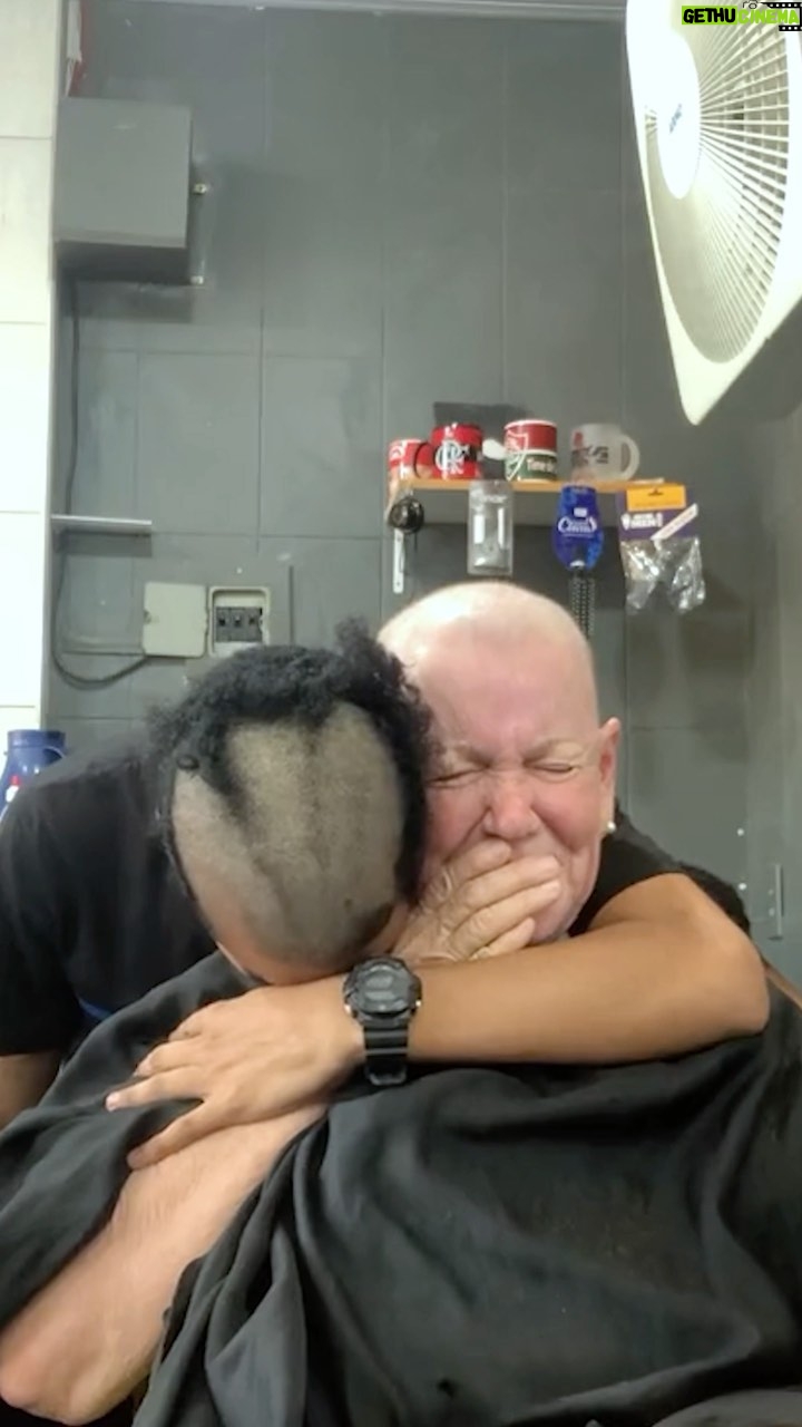 Luciano Huck Instagram - Esse não é um atendimento qualquer! 🥺 Essa é a Dona Cleia, de 72 anos e que está na luta contra o câncer. O que ela não esperava é que no meio do corte, o @fernandes.corte fosse fazer uma homenagem especial. Em apoio e solidariedade, ele a surpreendeu, raspando também a cabeça. Parabéns pelo gesto de empatia e compaixão, Marcelo. 👏 E Dona @cleiafaleiro, estamos torcendo pela sua recuperação. Saúde e mais saúde! 🙏