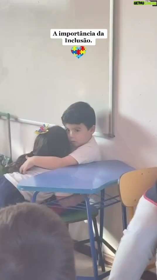 Luciano Huck Instagram - Esses fofos aí são Heitor e Ayla. Heitor é um menino autista, não verbal, de 4 anos. Um garoto doce, amoroso e inteligente. A mãe dele recebeu esse vídeo da escola mostrado todo esse cuidado e carinho da Ayla com ele. Fofo demais, né? ❤️ Crianças nos ensinando a importância de incluir e amar as diferenças! Parabéns para as mães @espacoleticiasoares e @sainara_sartori pela educação dos pequenos. Eles são o reflexo do que aprendem em casa. 👏👏