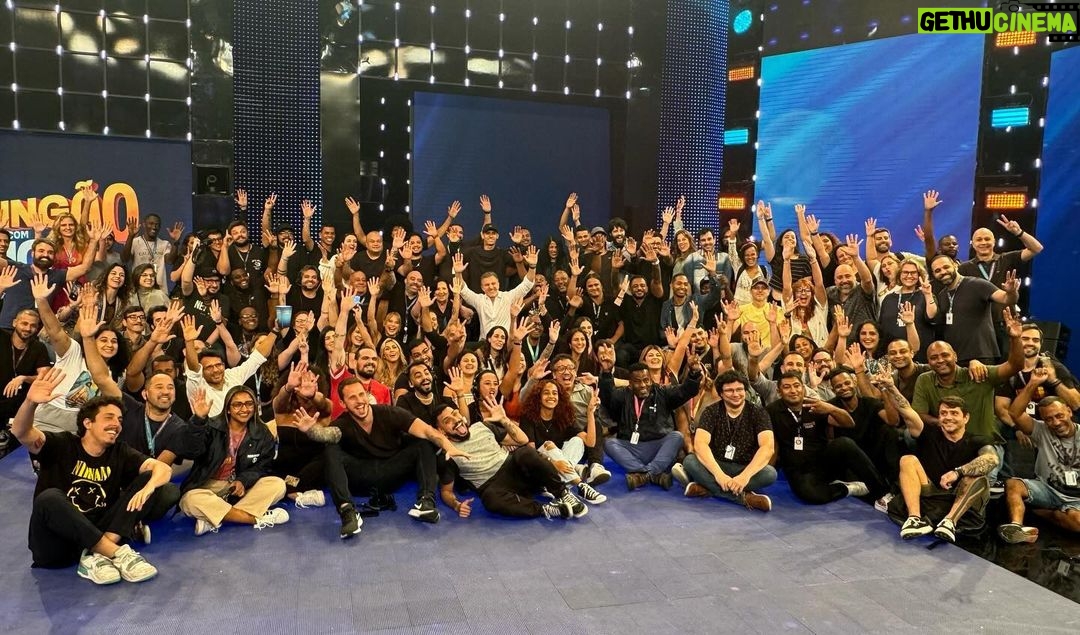Luciano Huck Instagram - Muito Obrigado. Vcs são os melhores dos melhores. Divido com vcs todos os méritos e conquistas do @domingao. Meus amigos, parceiros de boas ideias & de caminhada. Na tv nao sou um, sou muitos. Sou todos vcs. Que venha 2024.