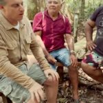 Luciano Huck Instagram - O @roberto_brito_mendonca derrubou árvores por 26 anos na Amazônia, mas há uma década protagonizou uma revolução que mudou a vida dele e de toda a comunidade onde vive, em Tumbira, no Amazonas. Ele rompeu um ciclo de três gerações de madereiros. Hoje vive da floresta em pé. Seu filho nunca derrubou uma árvore - e está concluindo a graduação em Gestão Ambiental. O Roberto materializa a mudança que a gente precisa ver no mundo. Visitei o Roberto na Amazônia e o convidei para ir à Patagônia comigo para, juntos, vermos o impacto do desmatamento em uma geleira - e como o mundo está todo conectado. Foi uma experiência transformadora pra nós dois. Obrigado, Roberto! Toda minha admiração por você. Igarapé Tumbira, Amazônia. Fotos: @eu.tadeu @rafael.hoffmann