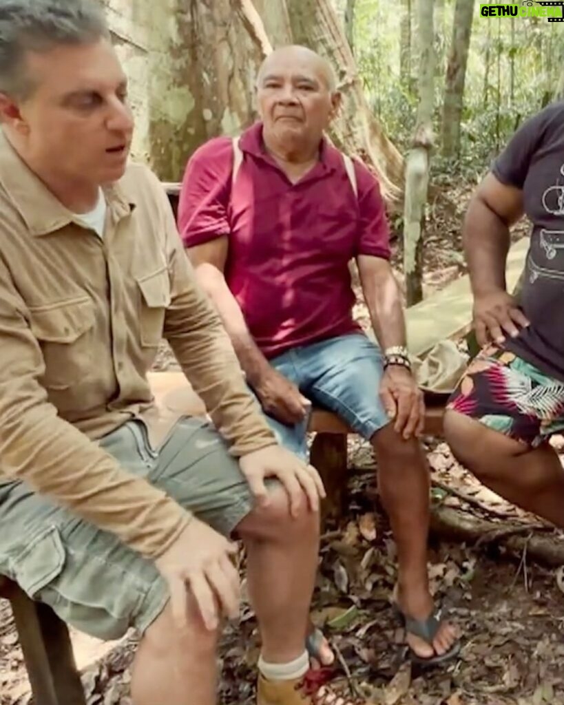 Luciano Huck Instagram - O @roberto_brito_mendonca derrubou árvores por 26 anos na Amazônia, mas há uma década protagonizou uma revolução que mudou a vida dele e de toda a comunidade onde vive, em Tumbira, no Amazonas. Ele rompeu um ciclo de três gerações de madereiros. Hoje vive da floresta em pé. Seu filho nunca derrubou uma árvore - e está concluindo a graduação em Gestão Ambiental. O Roberto materializa a mudança que a gente precisa ver no mundo. Visitei o Roberto na Amazônia e o convidei para ir à Patagônia comigo para, juntos, vermos o impacto do desmatamento em uma geleira - e como o mundo está todo conectado. Foi uma experiência transformadora pra nós dois. Obrigado, Roberto! Toda minha admiração por você. Igarapé Tumbira, Amazônia. Fotos: @eu.tadeu @rafael.hoffmann