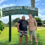 Luciano Huck Instagram - O @roberto_brito_mendonca derrubou árvores por 26 anos na Amazônia, mas há uma década protagonizou uma revolução que mudou a vida dele e de toda a comunidade onde vive, em Tumbira, no Amazonas. Ele rompeu um ciclo de três gerações de madereiros. Hoje vive da floresta em pé. Seu filho nunca derrubou uma árvore - e está concluindo a graduação em Gestão Ambiental. O Roberto materializa a mudança que a gente precisa ver no mundo. Visitei o Roberto na Amazônia e o convidei para ir à Patagônia comigo para, juntos, vermos o impacto do desmatamento em uma geleira - e como o mundo está todo conectado. Foi uma experiência transformadora pra nós dois. Obrigado, Roberto! Toda minha admiração por você. Igarapé Tumbira, Amazônia. Fotos: @eu.tadeu @rafael.hoffmann