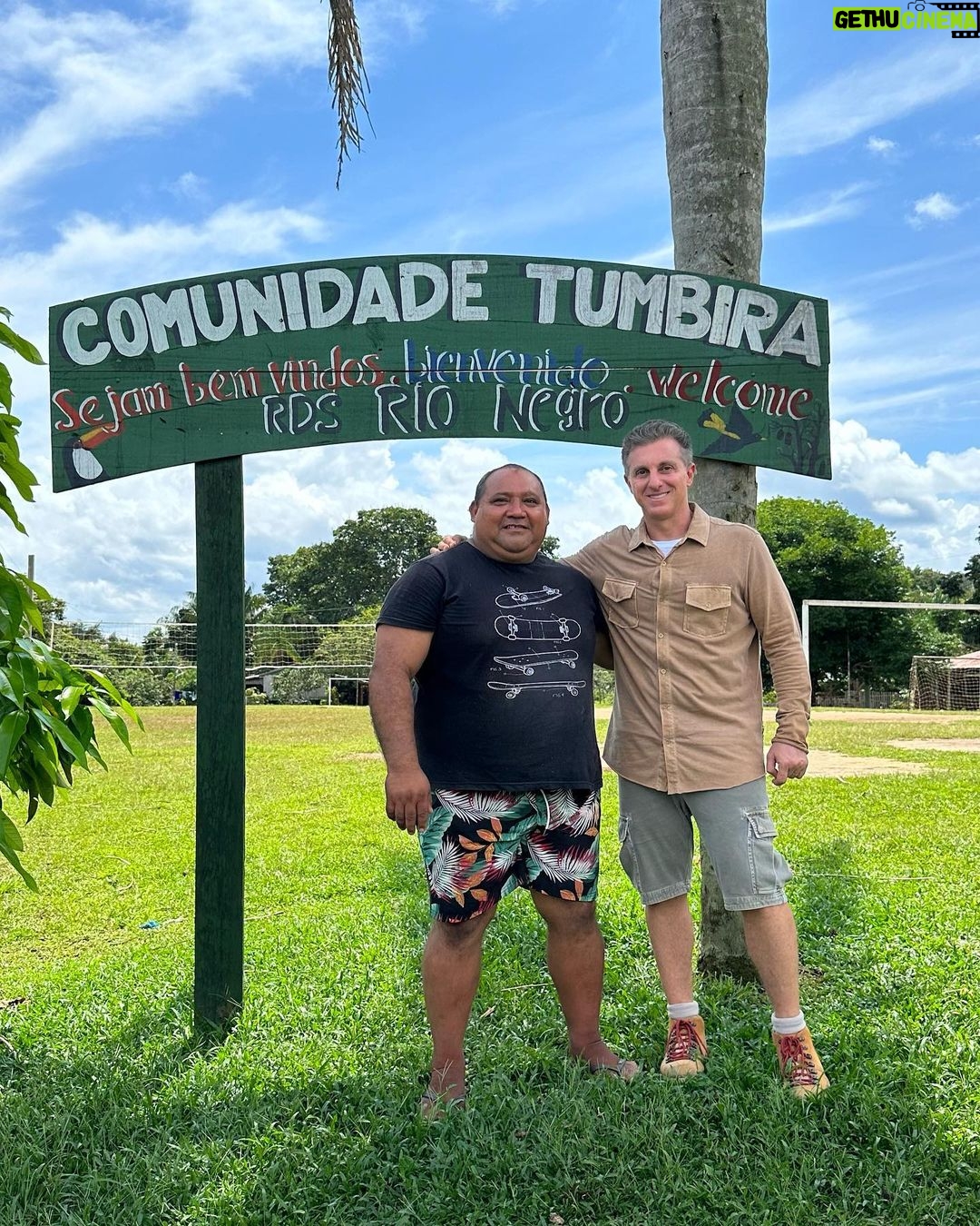 Luciano Huck Instagram - O @roberto_brito_mendonca derrubou árvores por 26 anos na Amazônia, mas há uma década protagonizou uma revolução que mudou a vida dele e de toda a comunidade onde vive, em Tumbira, no Amazonas. Ele rompeu um ciclo de três gerações de madereiros. Hoje vive da floresta em pé. Seu filho nunca derrubou uma árvore - e está concluindo a graduação em Gestão Ambiental. O Roberto materializa a mudança que a gente precisa ver no mundo. Visitei o Roberto na Amazônia e o convidei para ir à Patagônia comigo para, juntos, vermos o impacto do desmatamento em uma geleira - e como o mundo está todo conectado. Foi uma experiência transformadora pra nós dois. Obrigado, Roberto! Toda minha admiração por você. Igarapé Tumbira, Amazônia. Fotos: @eu.tadeu @rafael.hoffmann