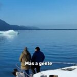 Luciano Huck Instagram - O @roberto_brito_mendonca derrubou árvores por 26 anos na Amazônia, mas há uma década protagonizou uma revolução que mudou a vida dele e de toda a comunidade onde vive, em Tumbira, no Amazonas. Ele rompeu um ciclo de três gerações de madereiros. Hoje vive da floresta em pé. Seu filho nunca derrubou uma árvore - e está concluindo a graduação em Gestão Ambiental. O Roberto materializa a mudança que a gente precisa ver no mundo. Visitei o Roberto na Amazônia e o convidei para ir à Patagônia comigo para, juntos, vermos o impacto do desmatamento em uma geleira - e como o mundo está todo conectado. Foi uma experiência transformadora pra nós dois. Obrigado, Roberto! Toda minha admiração por você. Igarapé Tumbira, Amazônia. Fotos: @eu.tadeu @rafael.hoffmann