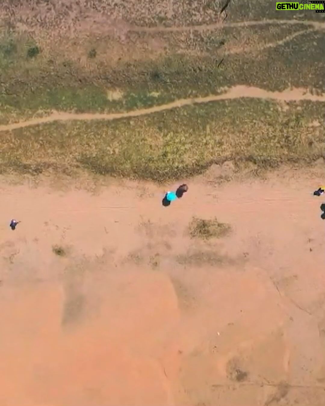 Luciano Huck Instagram - O @roberto_brito_mendonca derrubou árvores por 26 anos na Amazônia, mas há uma década protagonizou uma revolução que mudou a vida dele e de toda a comunidade onde vive, em Tumbira, no Amazonas. Ele rompeu um ciclo de três gerações de madereiros. Hoje vive da floresta em pé. Seu filho nunca derrubou uma árvore - e está concluindo a graduação em Gestão Ambiental. O Roberto materializa a mudança que a gente precisa ver no mundo. Visitei o Roberto na Amazônia e o convidei para ir à Patagônia comigo para, juntos, vermos o impacto do desmatamento em uma geleira - e como o mundo está todo conectado. Foi uma experiência transformadora pra nós dois. Obrigado, Roberto! Toda minha admiração por você. Igarapé Tumbira, Amazônia. Fotos: @eu.tadeu @rafael.hoffmann