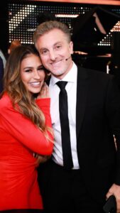 Luciano Huck Instagram - E a música do ano é… Erro gostoso! 😍🏆 No palco do @domingao ela lançou sua carreira solo e voltou hoje para receber o prêmio de Música do Ano e celebrar esse ano único. Parabéns, @simonemendes 👏👏