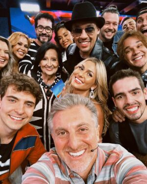 Luciano Huck Instagram - Obrigado, obrigado, obrigado. Pela confiança de todos, em especial a  @joaoaugustoliberato, @joaosilva e suas famílias.

Que programa especial. Muito feliz por poder homenagear o Gugu e o Fausto. Dois ícones da televisão brasileira e que marcaram a minha vida e a de tantas gerações. 👏👏