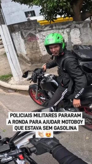 Luciano Huck Instagram - Que belo exemplo de empatia e solidariedade 👏😍

Ao avistarem um motoboy parado na vida, dois policiais militares que estavam fazendo uma ronda, se aproximaram e ofereceram ajuda ao entregador. 

Os policiais saíram empurrando a moto até chegarem ao posto de combustível. 

Parabéns para dupla pelo profissionalismo e humanidade. 👏👏