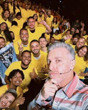 Luciano Huck Instagram - Obrigado, obrigado, obrigado. Pela confiança de todos, em especial a  @joaoaugustoliberato, @joaosilva e suas famílias.

Que programa especial. Muito feliz por poder homenagear o Gugu e o Fausto. Dois ícones da televisão brasileira e que marcaram a minha vida e a de tantas gerações. 👏👏