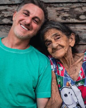Luciano Huck Instagram - Uma das cenas mais poéticas e lindas que vivi nos últimos tempos. Dona Raimunda Marta tem 102 anos, desde os 17 vive em Clevelandia do Norte, às margens do Rio Oiapoque no  Amapá, vinda do Ceará. Louca por mim e agora estou louco por ela. Foi lindo. Obrigado @isthisreal. Lindas imagens. @domingao - LIGA O SOM, a conversa é muito boa.