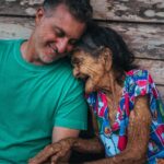 Luciano Huck Instagram – Uma das cenas mais poéticas e lindas que vivi nos últimos tempos. Dona Raimunda Marta tem 102 anos, desde os 17 vive em Clevelandia do Norte, às margens do Rio Oiapoque no  Amapá, vinda do Ceará. Louca por mim e agora estou louco por ela. Foi lindo. Obrigado @isthisreal. Lindas imagens. @domingao – LIGA O SOM, a conversa é muito boa.