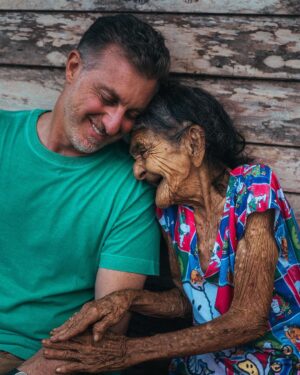 Luciano Huck Instagram - Uma das cenas mais poéticas e lindas que vivi nos últimos tempos. Dona Raimunda Marta tem 102 anos, desde os 17 vive em Clevelandia do Norte, às margens do Rio Oiapoque no  Amapá, vinda do Ceará. Louca por mim e agora estou louco por ela. Foi lindo. Obrigado @isthisreal. Lindas imagens. @domingao - LIGA O SOM, a conversa é muito boa.