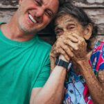 Luciano Huck Instagram – Uma das cenas mais poéticas e lindas que vivi nos últimos tempos. Dona Raimunda Marta tem 102 anos, desde os 17 vive em Clevelandia do Norte, às margens do Rio Oiapoque no  Amapá, vinda do Ceará. Louca por mim e agora estou louco por ela. Foi lindo. Obrigado @isthisreal. Lindas imagens. @domingao – LIGA O SOM, a conversa é muito boa.
