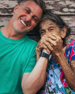 Luciano Huck Instagram - Uma das cenas mais poéticas e lindas que vivi nos últimos tempos. Dona Raimunda Marta tem 102 anos, desde os 17 vive em Clevelandia do Norte, às margens do Rio Oiapoque no  Amapá, vinda do Ceará. Louca por mim e agora estou louco por ela. Foi lindo. Obrigado @isthisreal. Lindas imagens. @domingao - LIGA O SOM, a conversa é muito boa.