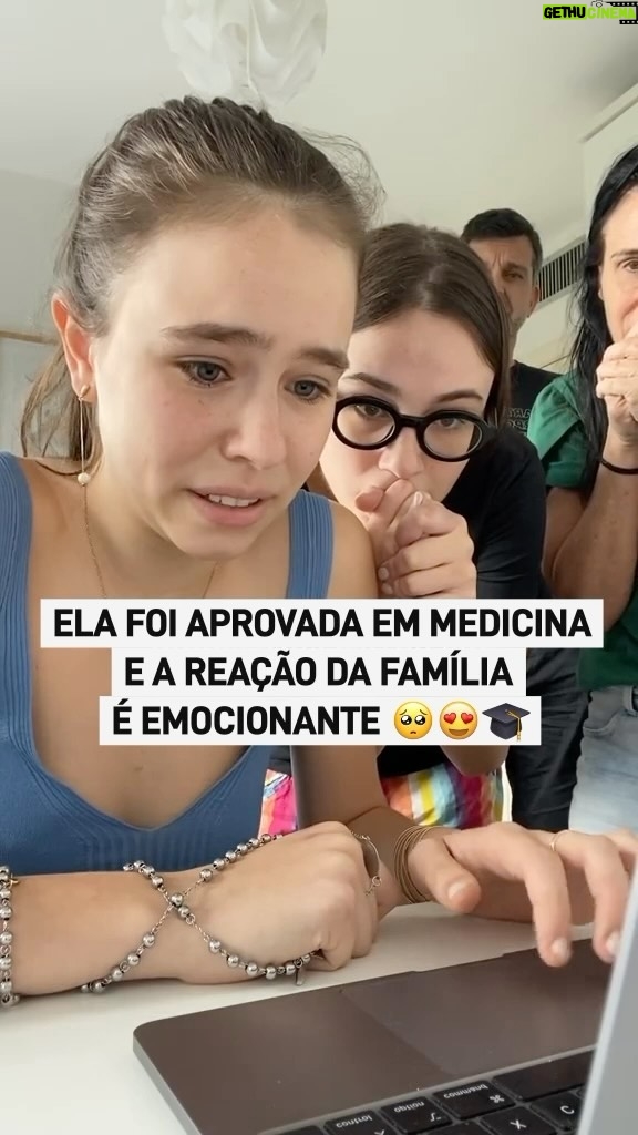 Luciano Huck - 607.4K Likes - Que emoção! 🥺❤️
A família da Catarina tem muitos motivos pra comemorar, afinal, ela foi aprovada no curso de Medicina da Universidade Federal do Rio Grande do Sul. 🎓🩺. É lindo de ver as pessoas realizando os seus sonhos.
Não desista dos seus! Uma hora vai chegar. 🙏
Vídeo: Antônia Lugris