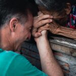 Luciano Huck Instagram – Uma das cenas mais poéticas e lindas que vivi nos últimos tempos. Dona Raimunda Marta tem 102 anos, desde os 17 vive em Clevelandia do Norte, às margens do Rio Oiapoque no  Amapá, vinda do Ceará. Louca por mim e agora estou louco por ela. Foi lindo. Obrigado @isthisreal. Lindas imagens. @domingao – LIGA O SOM, a conversa é muito boa.