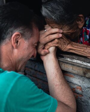 Luciano Huck Instagram - Uma das cenas mais poéticas e lindas que vivi nos últimos tempos. Dona Raimunda Marta tem 102 anos, desde os 17 vive em Clevelandia do Norte, às margens do Rio Oiapoque no  Amapá, vinda do Ceará. Louca por mim e agora estou louco por ela. Foi lindo. Obrigado @isthisreal. Lindas imagens. @domingao - LIGA O SOM, a conversa é muito boa.
