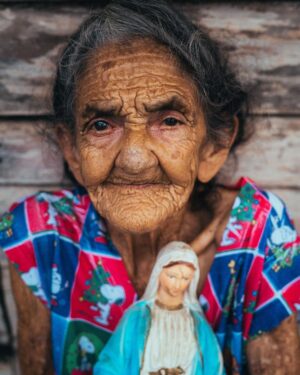 Luciano Huck Instagram - Uma das cenas mais poéticas e lindas que vivi nos últimos tempos. Dona Raimunda Marta tem 102 anos, desde os 17 vive em Clevelandia do Norte, às margens do Rio Oiapoque no  Amapá, vinda do Ceará. Louca por mim e agora estou louco por ela. Foi lindo. Obrigado @isthisreal. Lindas imagens. @domingao - LIGA O SOM, a conversa é muito boa.