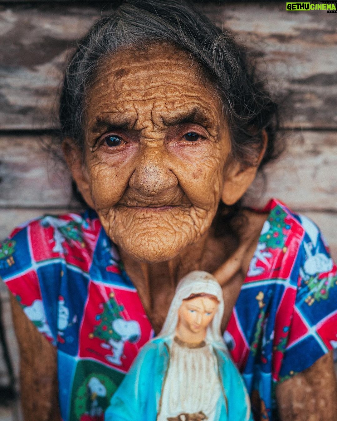 Luciano Huck - 343K Likes - Uma das cenas mais poéticas e lindas que vivi nos últimos tempos. Dona Raimunda Marta tem 102 anos, desde os 17 vive em Clevelandia do Norte, às margens do Rio Oiapoque no Amapá, vinda do Ceará. Louca por mim e agora estou louco por ela. Foi lindo. Obrigado @isthisreal. Lindas imagens. @domingao - LIGA O SOM, a conversa é muito boa.