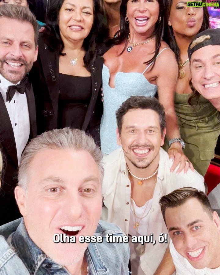 Luciano Huck Instagram - Obrigado família do @domingao 🫶🏻 #photodump