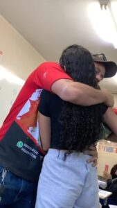 Luciano Huck Instagram - O amor de um pai pelo filho é inexplicável ❤️ A @eu_kallynex._ recebeu uma homenagem especial do paizão no dia do seu aniversário. Ele foi de surpresa até a escola e lhe entregou flores para celebrar os 15 anos. Diga sempre ao seu filho o quanto ele é importante pra você!👏👏