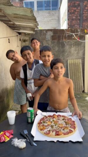 Luciano Huck Instagram - Pensando em incluir essa prova na próxima temporada do Pequenos Gênios. 🤣🤣

Se demorasse mais um pouco, o primeiro garoto comeria a pizza inteira. 

Vídeo: @joaozinho.matuto