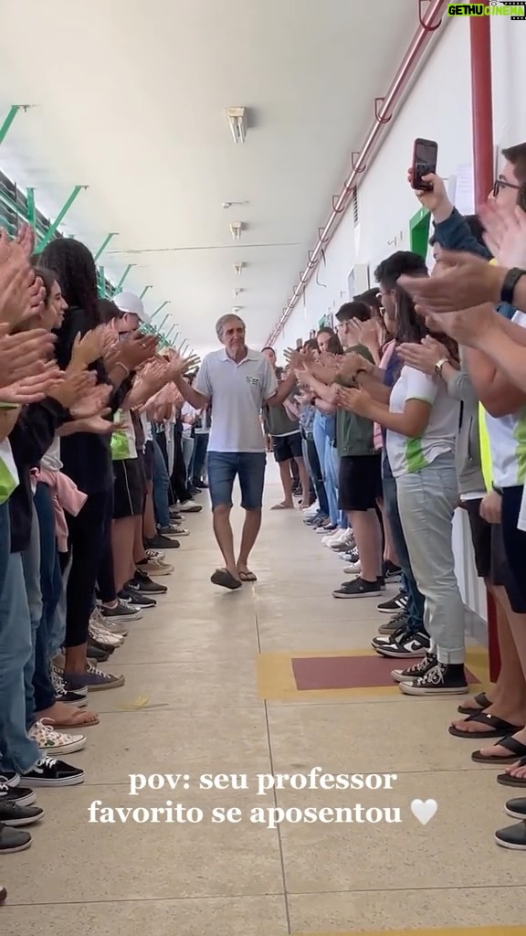 Luciano Huck Instagram - Professores merecem ser homenageados todos os dias! 👏👏 Olha só que despedida especial que os alunos do @ifespiumaoficial prepararam para o professor Clóvis, pela sua aposentadoria. Tenho certeza que os aplausos são de gratidão e reconhecimento. 😍 Vídeo: 20221taiem / TikTok