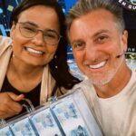 Luciano Huck Instagram - A mais nova milionária do Brasil! 🙌🤑❤️ Estou muito feliz com sua vitória, @julliedutra. Você é um exemplo de inteligência, determinação e coragem. Parabéns!!! Aproveite 😉