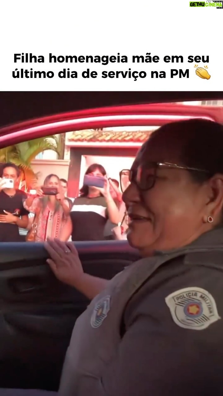 Luciano Huck Instagram - Uma surpresa emocionante! ❤️ Essa é a Marlei Decco, Policial Militar que foi surpreendida com uma homenagem dos seus filhos e colegas no último dia de trabalho. Após 30 anos de trabalho e dedicação, a Marlei vai se aposentar e a despedida foi em grande estilo. 👏😍❤️ Via: @tabataamaralsp