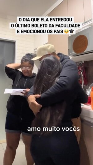 Luciano Huck Instagram - Que momento emocionante!! ❤️ 

A Maria Fernanda está concluindo o curso de Medicina Veterinária e entregou aos pais o último boleto da faculdade. 

Pela emoção,  dá pra perceber que a família toda já sonha com essa formatura. 😍🎓 👏

Vídeo: mmafer__ | Tiktok