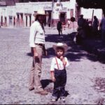 Luciano Huck Instagram – 80 anos. Que data linda. Ainda mais quando ela vem carregada de saúde, consciência, lucidez, sabedoria e muito amor. Hoje meu pai, Marcelo, completa 8 décadas de vida. Eu e ele temos uma relação muito forte. Meu amigo de fé, parceiro com quem divido conquistas e aprendo nas derrotas. Alguém que nunca falhou comigo. Um relação crescente, que o tempo só nos fez bem. A lucidez dos argumentos, o despertar da curiosidade, o exemplo profissional, o aventurar-se nas conversas, os ouvidos sempre à disposição… Muito obrigado por todas essas lindas memórias que você construiu em família, pai. Parabéns pela incrível jornada, e que sigamos construindo memórias juntos por muitos e muitos anos. Te amo. ❤️