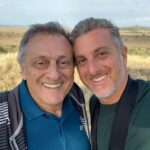 Luciano Huck Instagram – 80 anos. Que data linda. Ainda mais quando ela vem carregada de saúde, consciência, lucidez, sabedoria e muito amor. Hoje meu pai, Marcelo, completa 8 décadas de vida. Eu e ele temos uma relação muito forte. Meu amigo de fé, parceiro com quem divido conquistas e aprendo nas derrotas. Alguém que nunca falhou comigo. Um relação crescente, que o tempo só nos fez bem. A lucidez dos argumentos, o despertar da curiosidade, o exemplo profissional, o aventurar-se nas conversas, os ouvidos sempre à disposição… Muito obrigado por todas essas lindas memórias que você construiu em família, pai. Parabéns pela incrível jornada, e que sigamos construindo memórias juntos por muitos e muitos anos. Te amo. ❤️