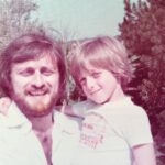 Luciano Huck Instagram – 80 anos. Que data linda. Ainda mais quando ela vem carregada de saúde, consciência, lucidez, sabedoria e muito amor. Hoje meu pai, Marcelo, completa 8 décadas de vida. Eu e ele temos uma relação muito forte. Meu amigo de fé, parceiro com quem divido conquistas e aprendo nas derrotas. Alguém que nunca falhou comigo. Um relação crescente, que o tempo só nos fez bem. A lucidez dos argumentos, o despertar da curiosidade, o exemplo profissional, o aventurar-se nas conversas, os ouvidos sempre à disposição… Muito obrigado por todas essas lindas memórias que você construiu em família, pai. Parabéns pela incrível jornada, e que sigamos construindo memórias juntos por muitos e muitos anos. Te amo. ❤️