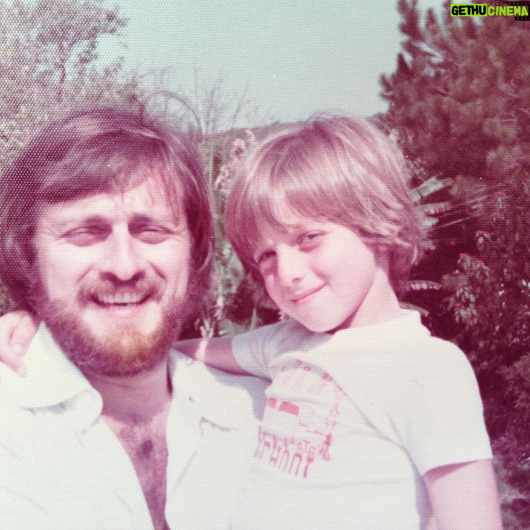 Luciano Huck Instagram - 80 anos. Que data linda. Ainda mais quando ela vem carregada de saúde, consciência, lucidez, sabedoria e muito amor. Hoje meu pai, Marcelo, completa 8 décadas de vida. Eu e ele temos uma relação muito forte. Meu amigo de fé, parceiro com quem divido conquistas e aprendo nas derrotas. Alguém que nunca falhou comigo. Um relação crescente, que o tempo só nos fez bem. A lucidez dos argumentos, o despertar da curiosidade, o exemplo profissional, o aventurar-se nas conversas, os ouvidos sempre à disposição... Muito obrigado por todas essas lindas memórias que você construiu em família, pai. Parabéns pela incrível jornada, e que sigamos construindo memórias juntos por muitos e muitos anos. Te amo. ❤️